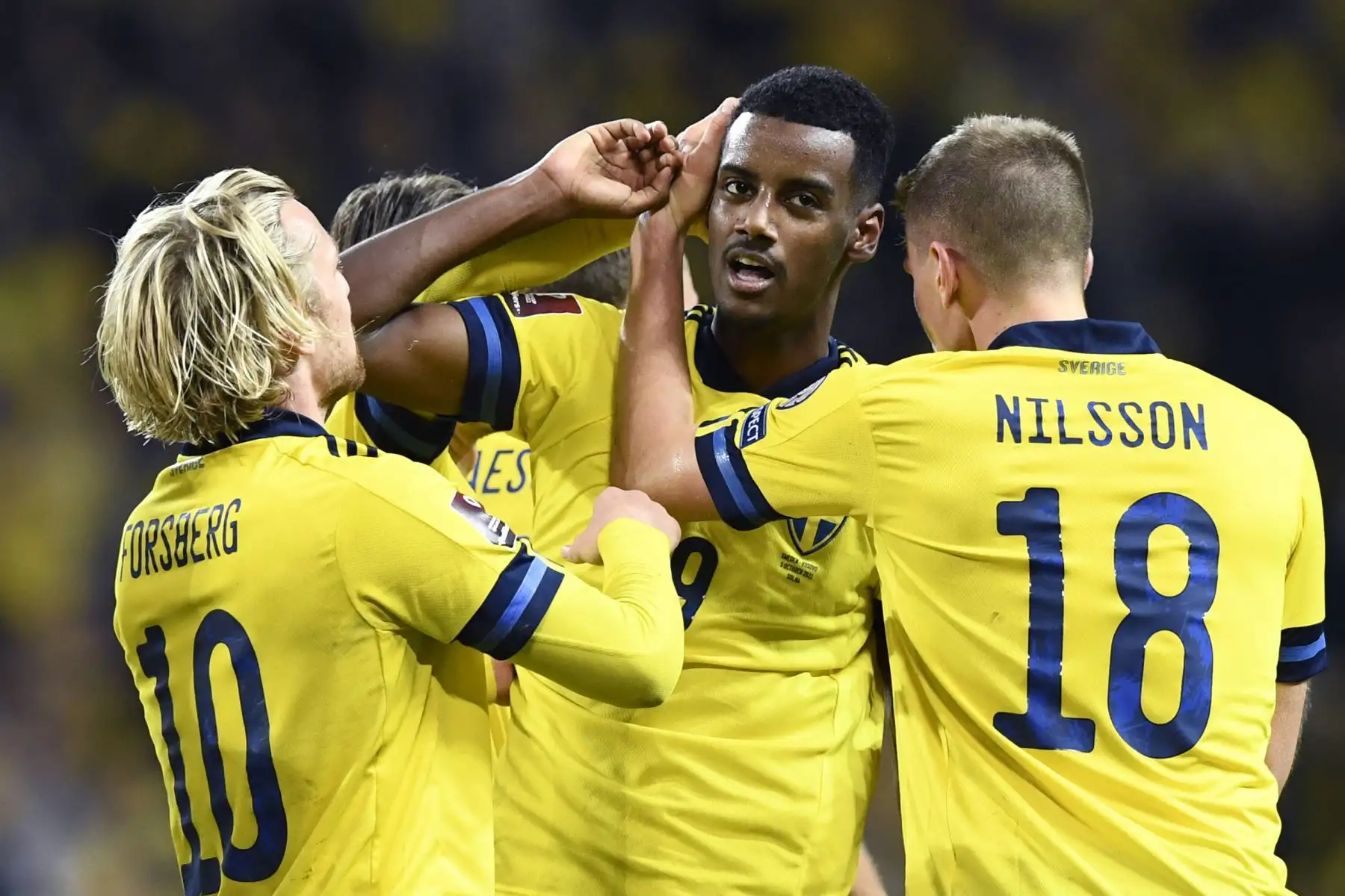 El delantero sueco Alexander Isak celebra el primer gol de su equipo con sus compañeros durante el partido de clasificatorias del Grupo B para la Copa Mundial de la FIFA Qatar 2022. Foto: AFP