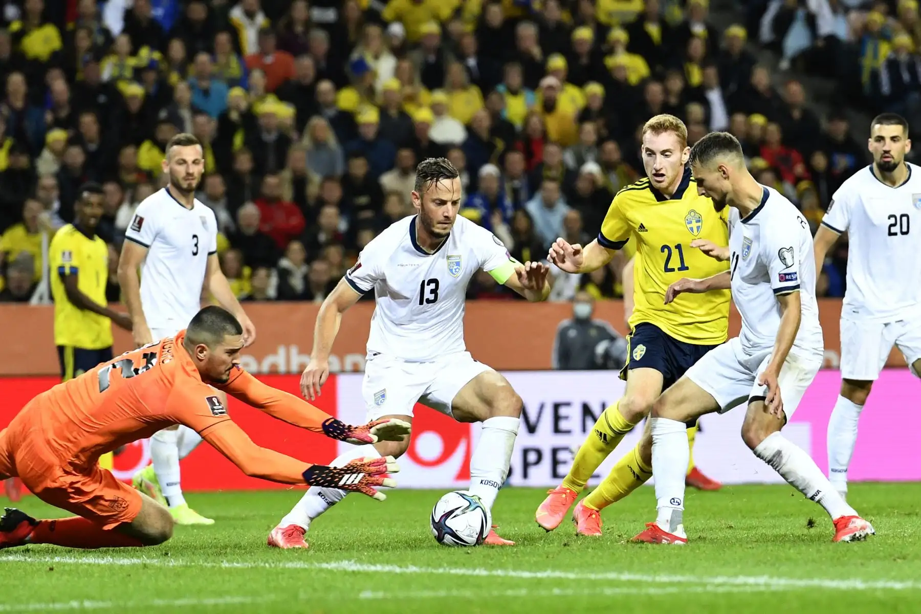 El centrocampista sueco Dejan Kulusevski compite con  el guardameta de Kosovo Arijanet Muric durante partido del Grupo B de las clasificatorias a la Copa Mundial Qatar 2022. Foto: AFP