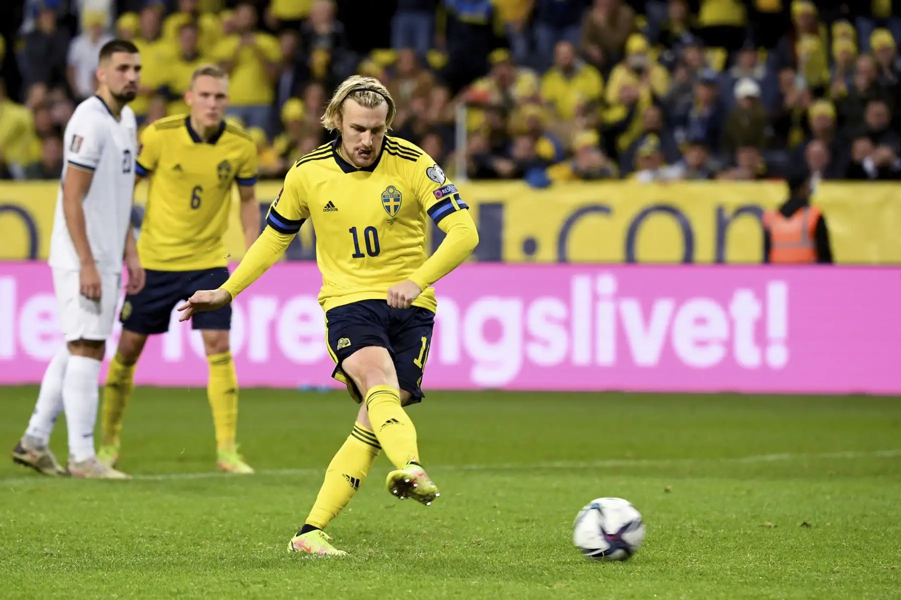 El centrocampista sueco Emil Forsberg dispara para marcar un gol de penalti durante el partido de clasificatorias por el Grupo B a la Copa Mundial Qatar 2022. Foto: AFP