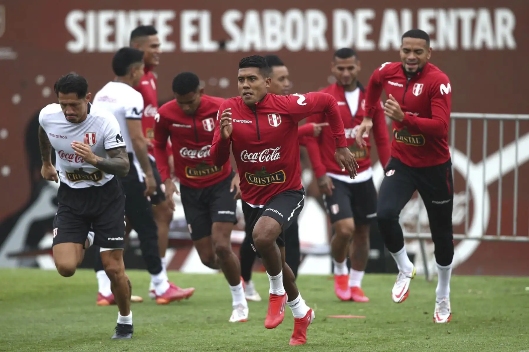 Gianluca Lapadula, Raziel Garcia y Alexander Callens de la Selección peruana realizan sus últimos entrenamientos en la Videna previo al viaje a La Paz para enfrentar a Bolivia por las Eliminatorias Qatar 2022. Foto: FPF