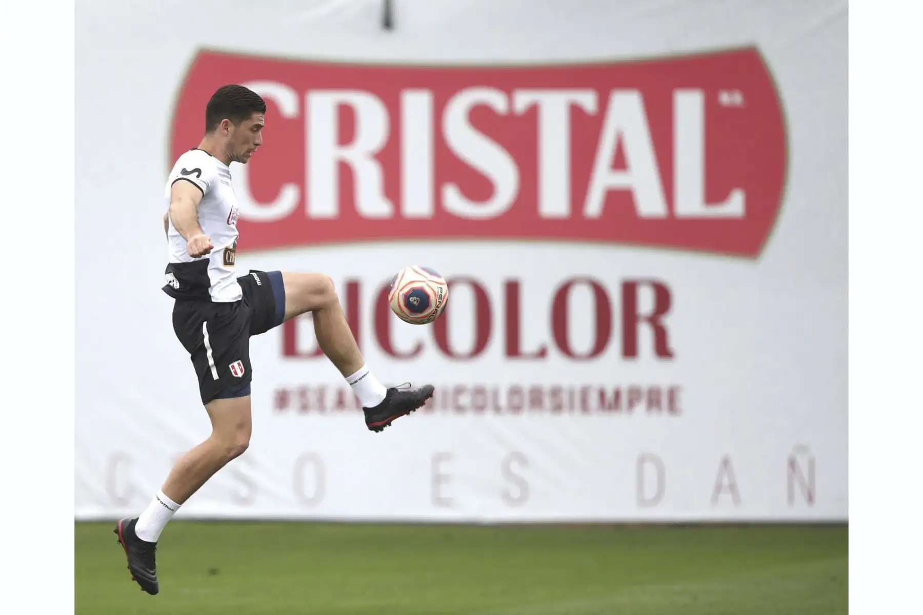 Santiago Ormeño de la Selección peruana realiza sus últimos entrenamientos en la Videna previo al viaje a La Paz para enfrentar a Bolivia por las Eliminatorias Qatar 2022. Foto: FPF
