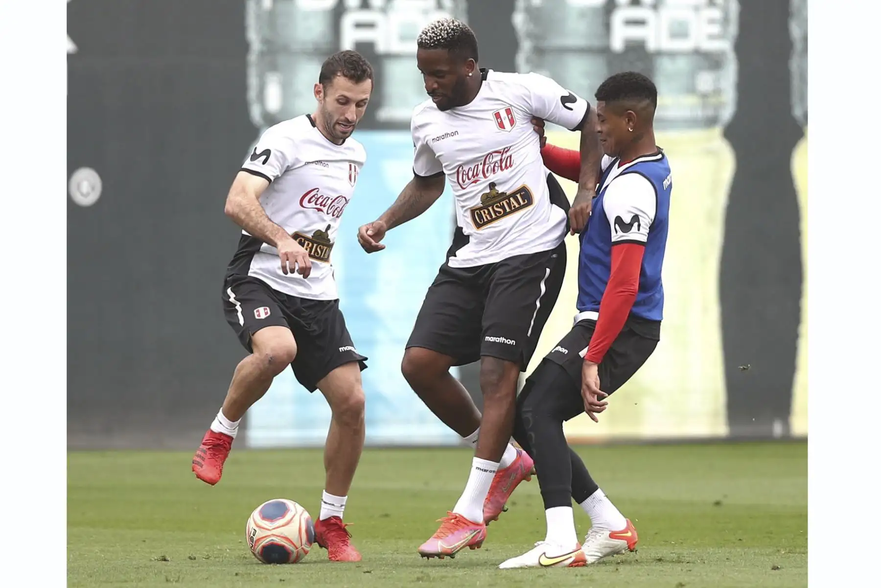 Jefferson Farfán y Horario Calcaterra de la Selección peruana realiza sus últimos entrenamientos en la Videna previo al viaje a La Paz para enfrentar a Bolivia por las Eliminatorias Qatar 2022. Foto: FPF