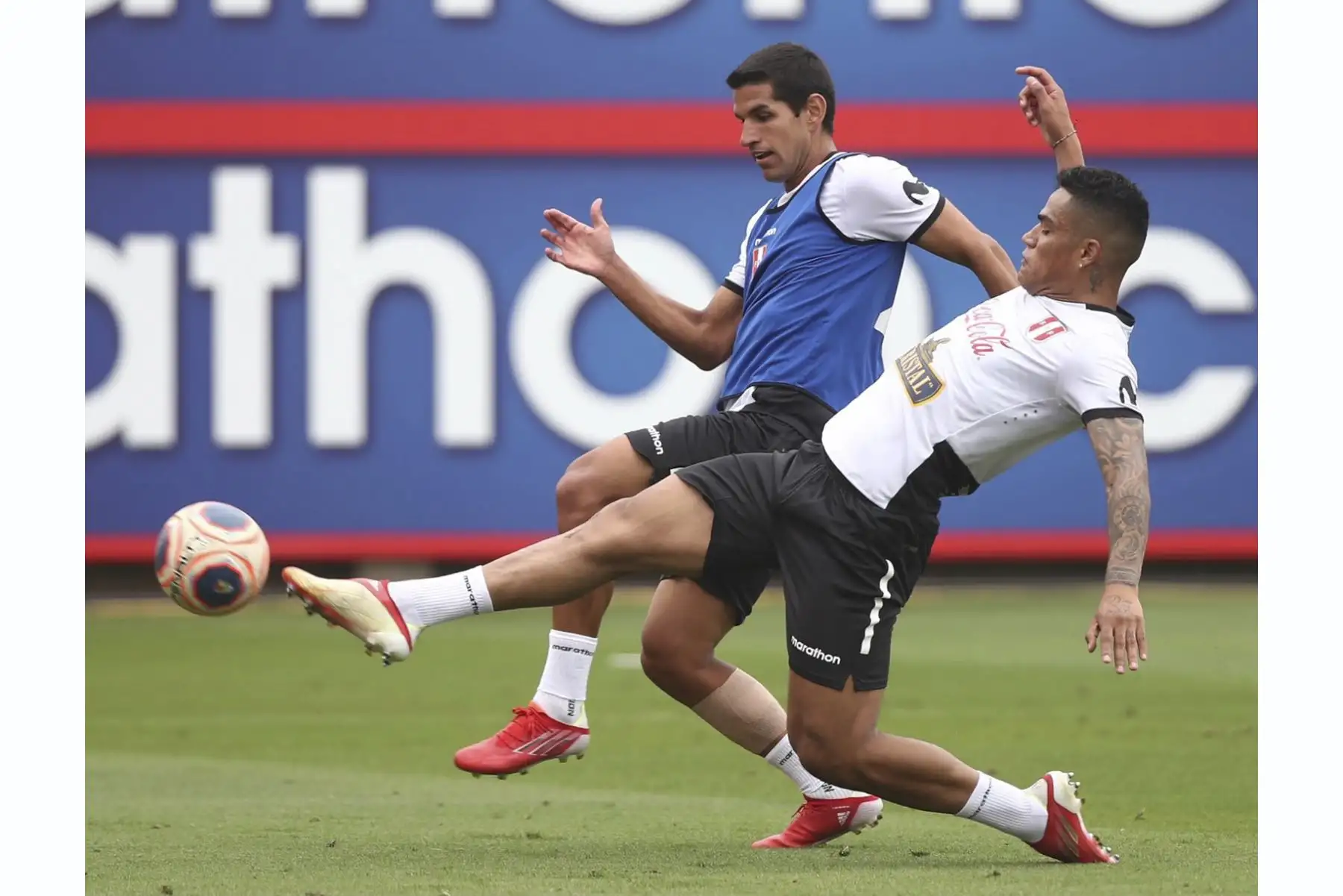 Luis Abram y Anderson Santamaría de la Selección peruana realizan sus últimos entrenamientos en la Videna previo al viaje a La Paz para enfrentar a Bolivia por las Eliminatorias Qatar 2022. Foto: FPF