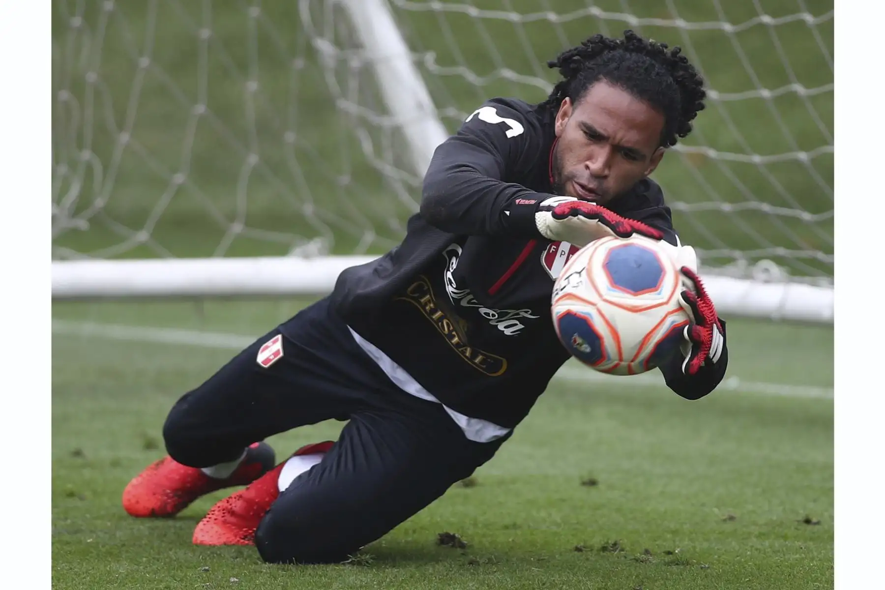 Pedro Gallese de la Selección peruana realiza sus últimos entrenamientos en la Videna previo al viaje a La Paz para enfrentar a Bolivia por las Eliminatorias Qatar 2022. Foto: FPF