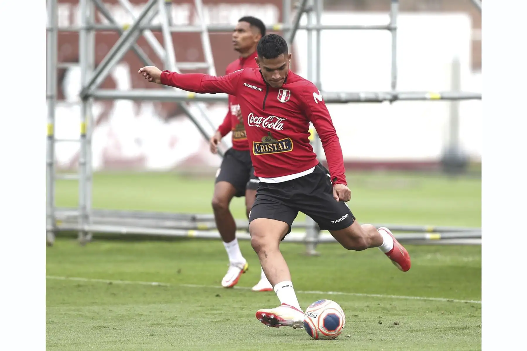 Anderson Santamaría de la Selección peruana realiza sus últimos entrenamientos en la Videna previo al viaje a La Paz para enfrentar a Bolivia por las Eliminatorias Qatar 2022. Foto: FPF