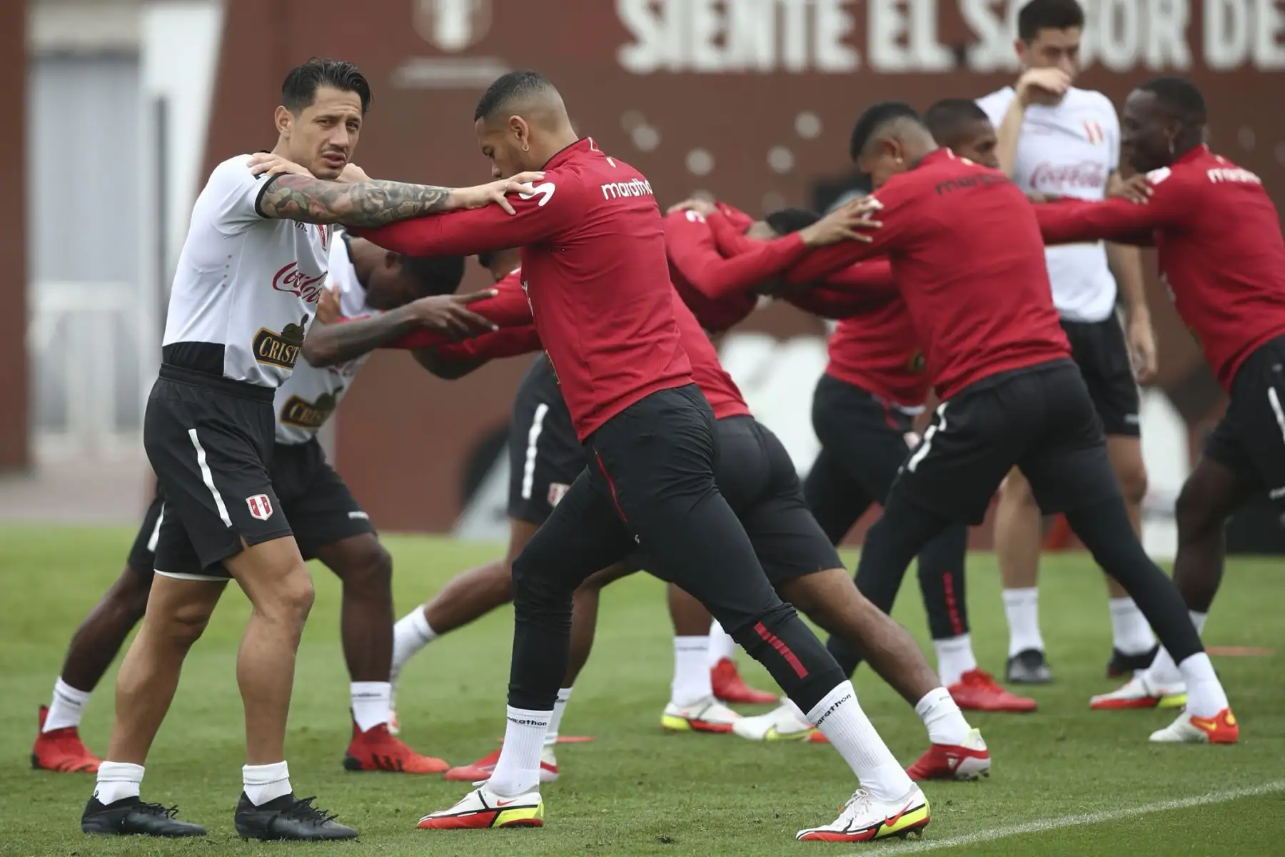 Gianluca Lapadula y Alexander Callens de la Selección peruana realizan sus últimos entrenamientos en la Videna previo al viaje a La Paz para enfrentar a Bolivia por las Eliminatorias Qatar 2022. Foto: FPF