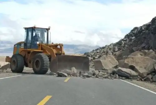 Con ayuda de maquinaria pesada se desarrolla el retiro de las rocas y tierra que bloquearon la carretera Cabanaconde-Pinchollo, tras desprenderse del cerro aledaño debido a los movimientos sísmicos registrados desde ayer en el distrito de Cabanaconde, de la provincia arequipeña de Caylloma.
