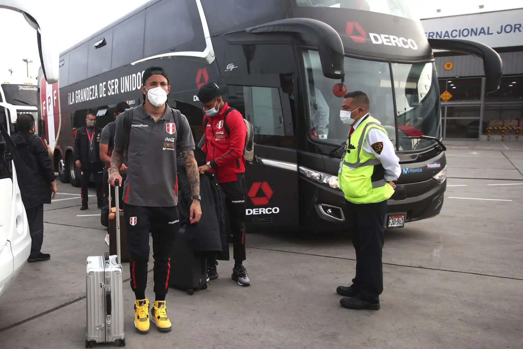 La selección peruana partió rumbo a Bolivia para el encuentro de mañana en La Paz. Foto: FPF