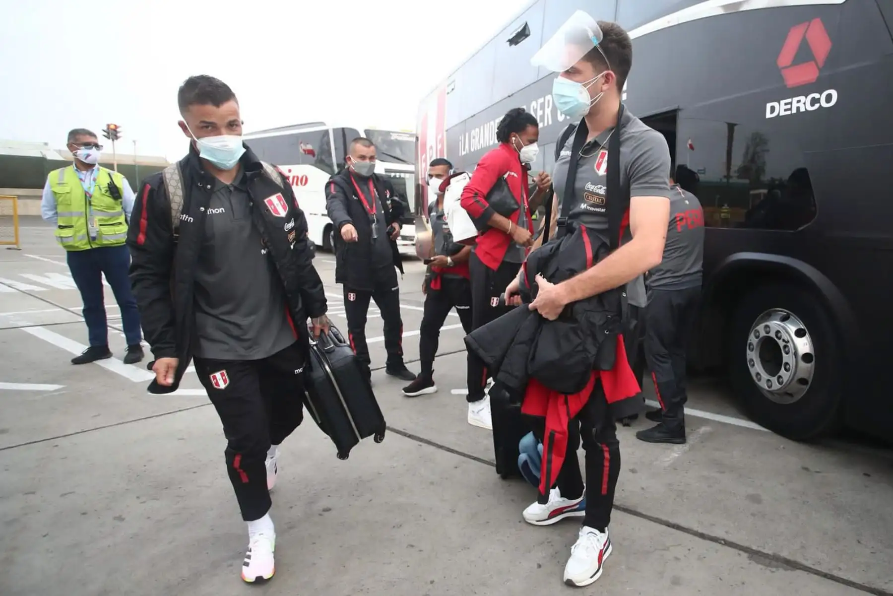La selección peruana partió rumbo a Bolivia para el encuentro de mañana en La Paz. Foto: FPF