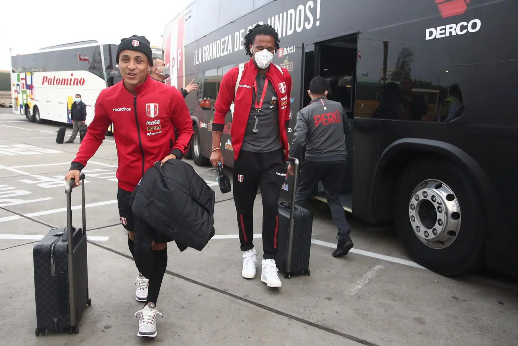 La selección peruana partió rumbo a Bolivia para el encuentro de mañana en La Paz. Foto: FPF
