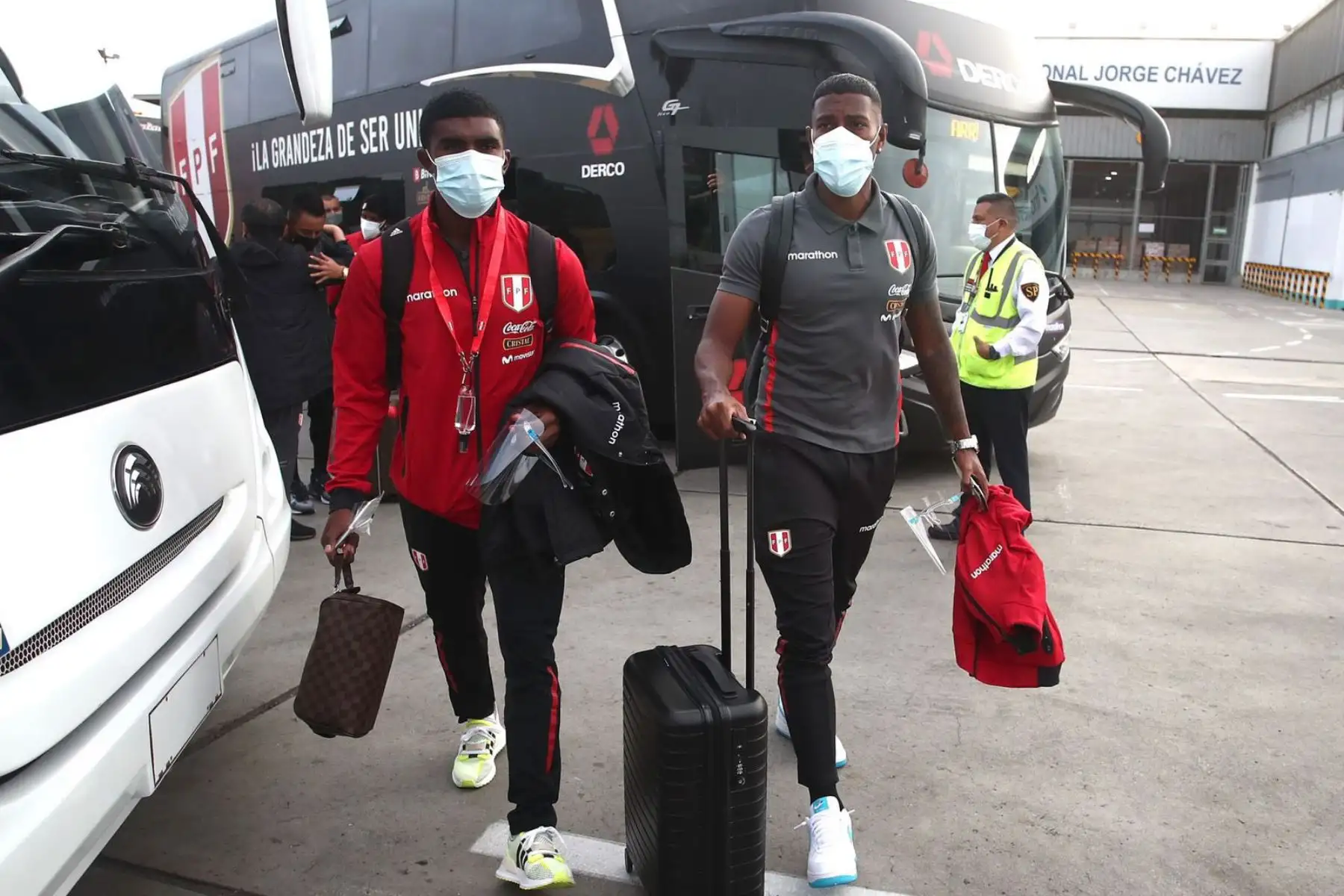 La selección peruana partió rumbo a Bolivia para el encuentro de mañana en La Paz. Foto: FPF