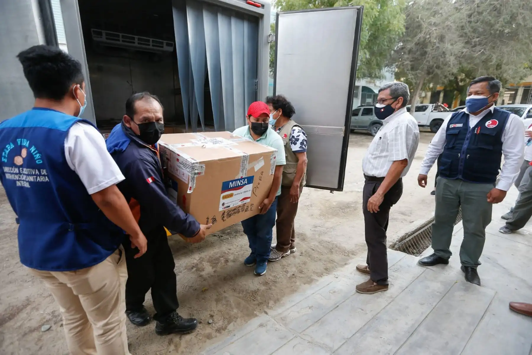 El ministro de Salud, Hernando Cevallos, junto a los responsables regionales de la Diresa y EsSalud, supervisa ahora la llegada de un lote de 158,200 vacunas de AstraZeneca a la región Piura, destinado a fortalecer la protección de la población, en especial de la sierra piurana. Esta remesa se suma a las últimas entregas de esta semana en la región Piura: el pasado 3 de octubre arribaron 30,000 dosis de Sinopharm, y el 7 de octubre un total de 80,730 dosis de Pfizer. Foto: Minsa