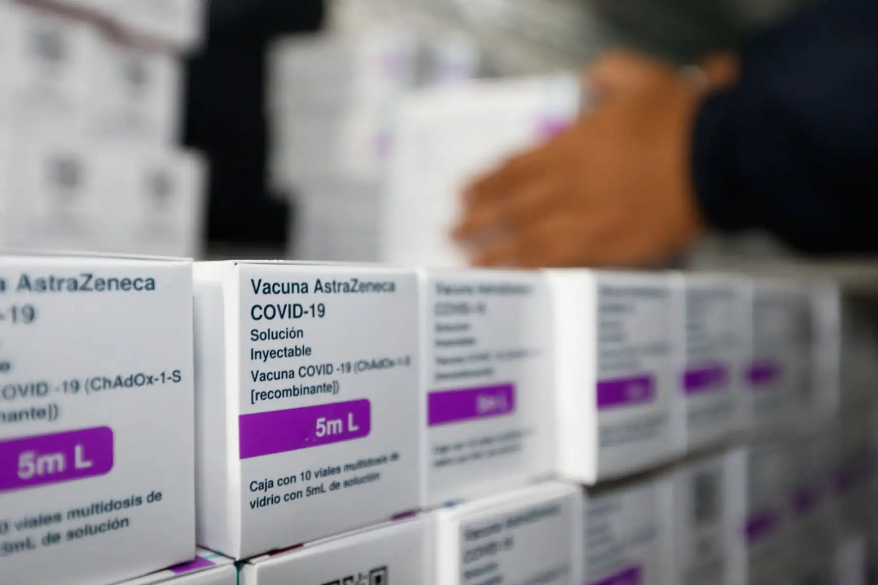 El ministro de Salud, Hernando Cevallos, junto a los responsables regionales de la Diresa y EsSalud, supervisa ahora la llegada de un lote de 158,200 vacunas de AstraZeneca a la región Piura, destinado a fortalecer la protección de la población, en especial de la sierra piurana. Esta remesa se suma a las últimas entregas de esta semana en la región Piura: el pasado 3 de octubre arribaron 30,000 dosis de Sinopharm, y el 7 de octubre un total de 80,730 dosis de Pfizer. Foto: Minsa