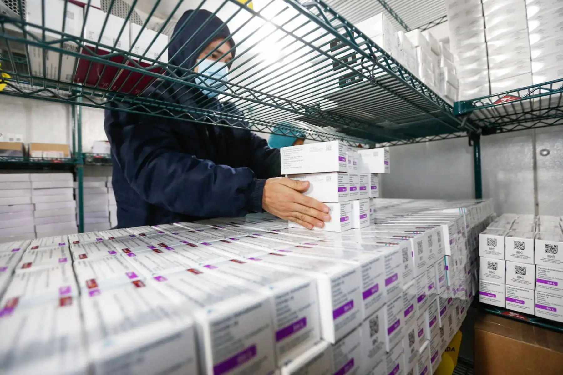 El ministro de Salud, Hernando Cevallos, junto a los responsables regionales de la Diresa y EsSalud, supervisa ahora la llegada de un lote de 158,200 vacunas de AstraZeneca a la región Piura, destinado a fortalecer la protección de la población, en especial de la sierra piurana. Esta remesa se suma a las últimas entregas de esta semana en la región Piura: el pasado 3 de octubre arribaron 30,000 dosis de Sinopharm, y el 7 de octubre un total de 80,730 dosis de Pfizer. Foto: Minsa