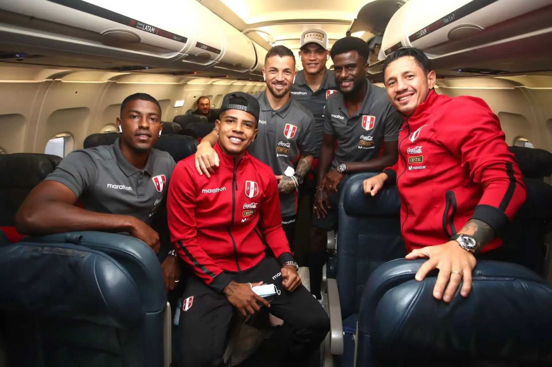 La selección peruana partió rumbo a Bolivia para el encuentro de mañana en La Paz. Foto: FPF