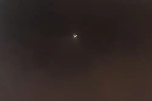 El planeta Venus y la Luna se ven juntos en el cielo peruano.