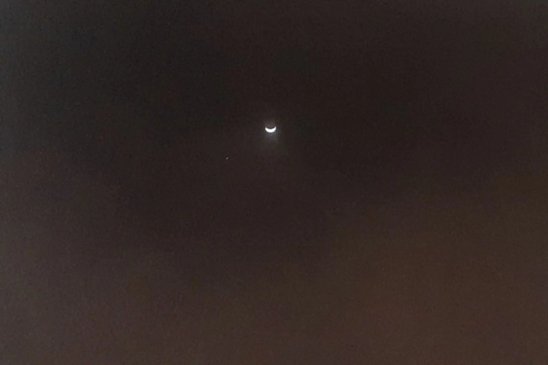 El planeta Venus y la Luna se ven juntos en el cielo peruano.