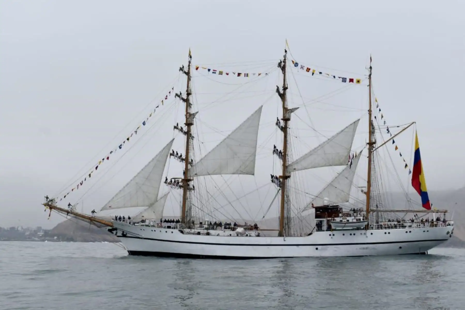 Desfile náutico y aéreo en conmemoración del Bicentenario de la Marina de Guerra del Perú. Foto: Marina de Guerra del Perú
