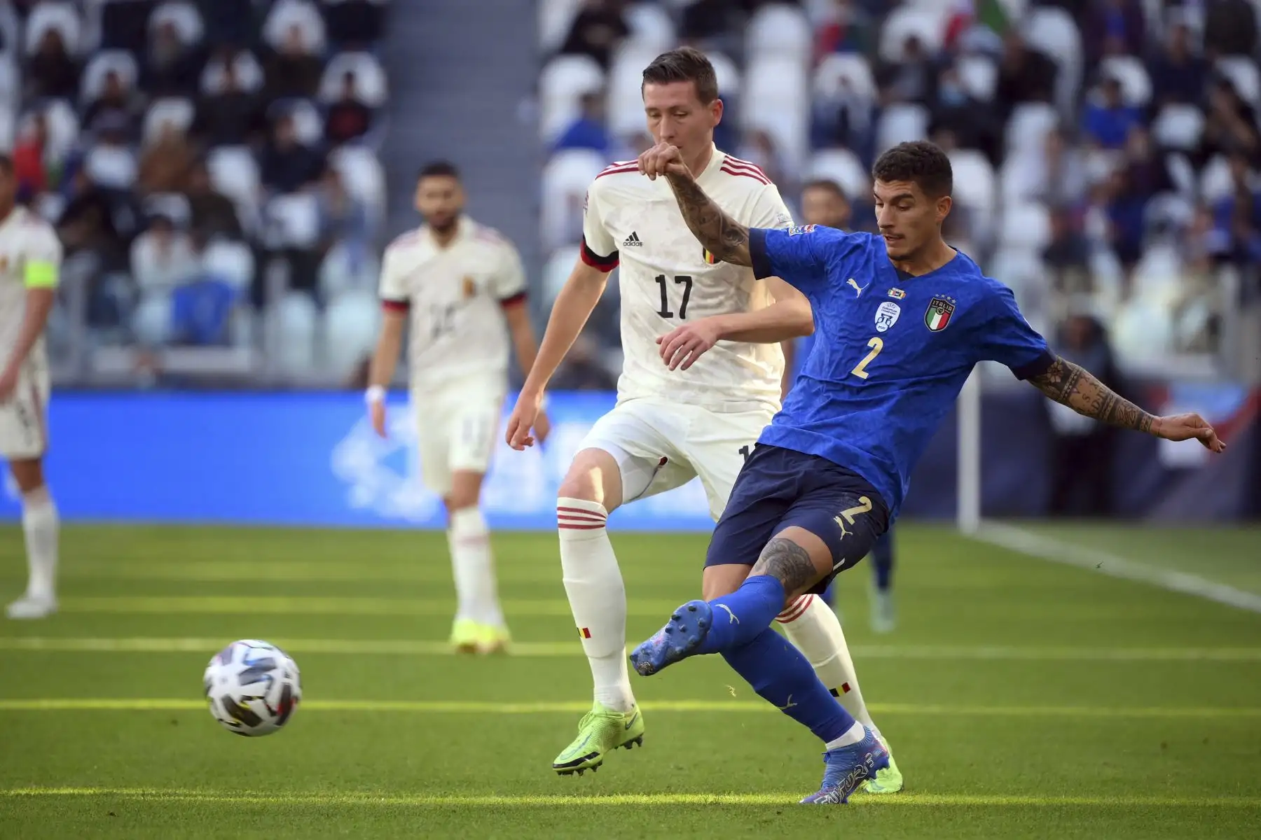 El centrocampista belga Hans Vanaken lucha por el balón con el defensor italiano Giovanni Di Lorenzo durante el partido por el tercer puesto de la Liga de Naciones de la UEFA. Foto: AFP