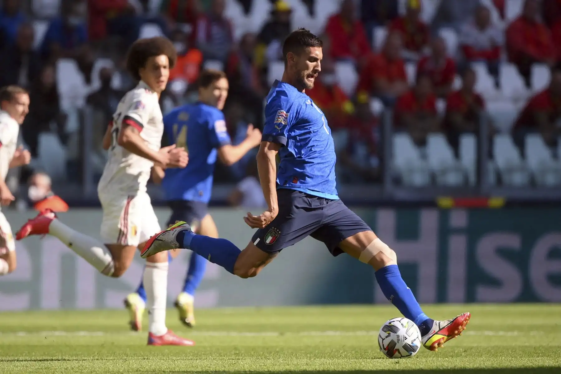 El centrocampista italiano Lorenzo Pellegrini controla el balón durante el partido por el tercer puesto de la Liga de Naciones de la UEFA. Foto: AFP