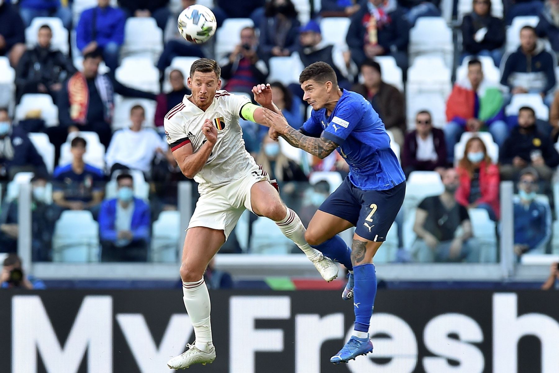 Jan Vertonghen de Bélgica en acción contra Giovanni Di Lorenzo de Italia durante el partido por el tercer puesto de la UEFA Nations League. Foto: EFE