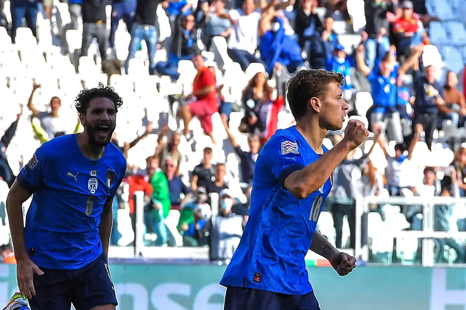 Nicolo Barella de Italia celebra tras anotar la ventaja de 1-0 durante el partido por el tercer puesto de la Liga de Naciones de la UEFA. Foto: EFE