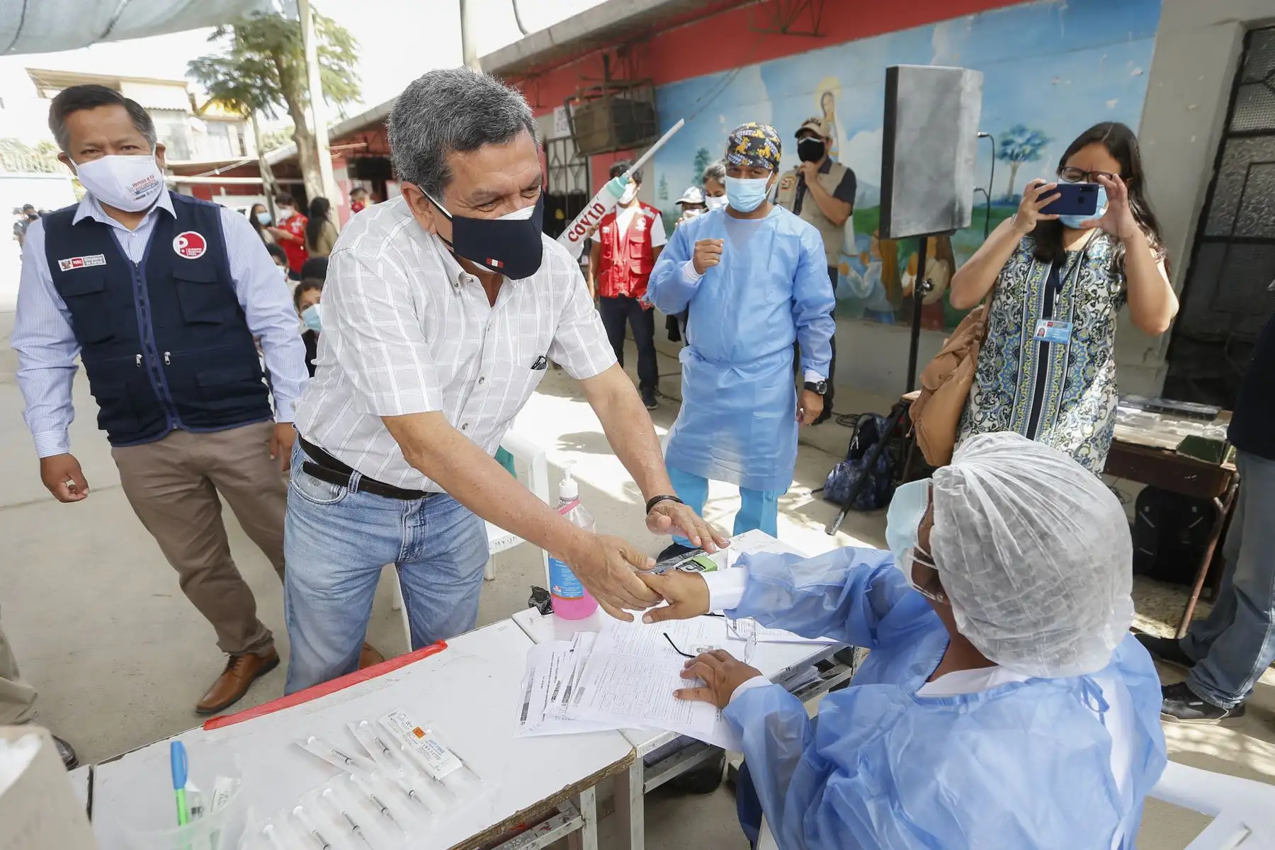 El ministro de Salud, Hernando Cevallos, supervisó  la jornada de vacunación contra el covid-19, en el distrito 26 de Octubre, en Piura. Foto: ANDINA/Minsa