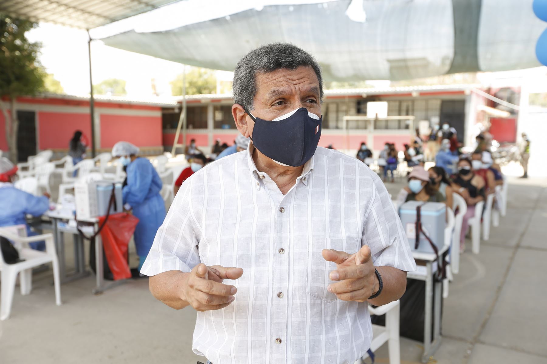 El ministro de Salud, Hernando Cevallos, supervisó  la jornada de vacunación contra el covid-19, en el distrito 26 de Octubre, en Piura. Foto: ANDINA/Minsa