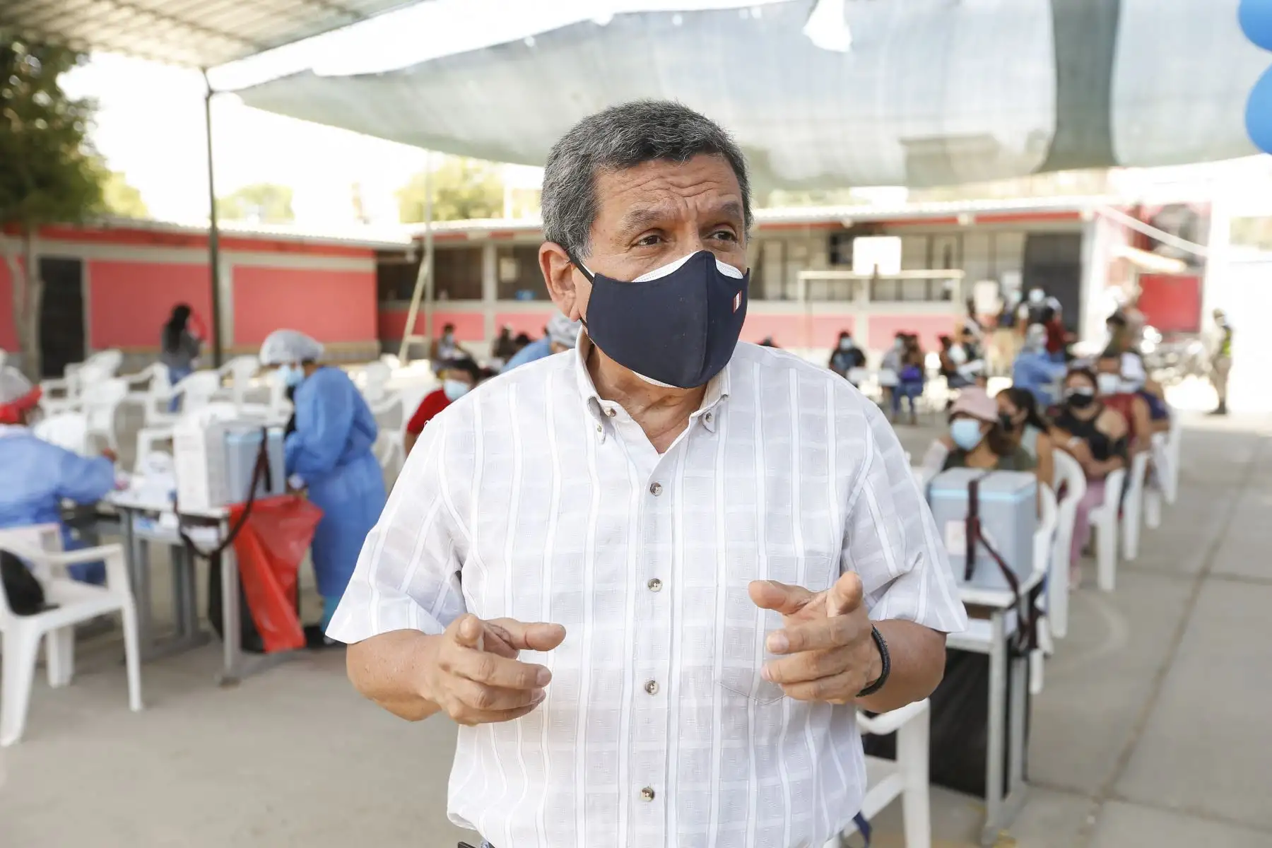 El ministro de Salud, Hernando Cevallos, supervisó  la jornada de vacunación contra el covid-19, en el distrito 26 de Octubre, en Piura. Foto: ANDINA/Minsa