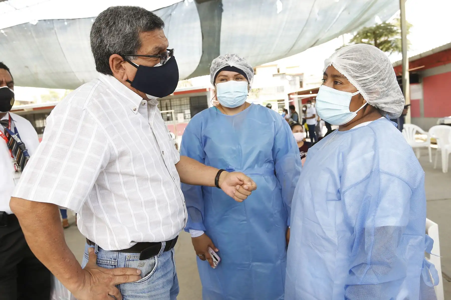 El ministro de Salud, Hernando Cevallos, supervisó  la jornada de vacunación contra el covid-19, en el distrito 26 de Octubre, en Piura. Foto: ANDINA/Minsa