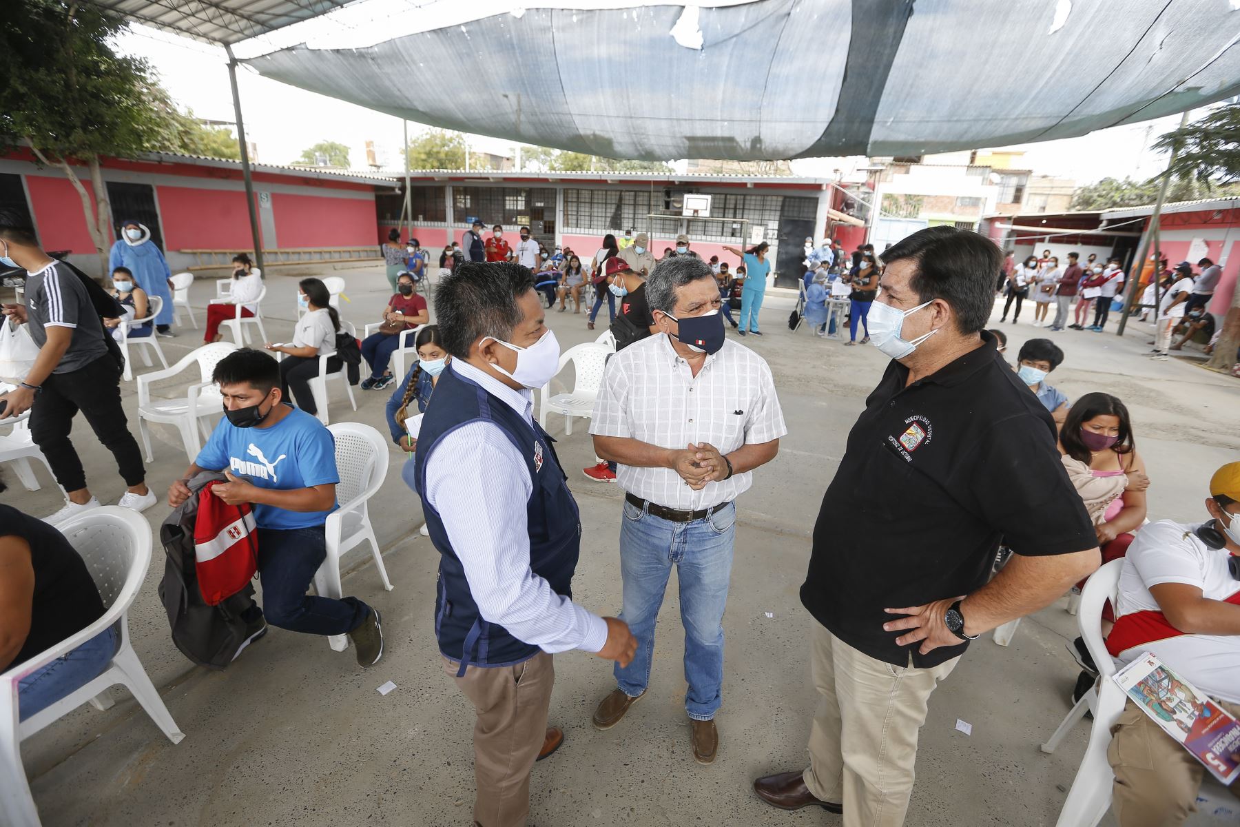 El ministro de Salud, Hernando Cevallos, supervisó  la jornada de vacunación contra el covid-19, en el distrito 26 de Octubre, en Piura. Foto: ANDINA/Minsa