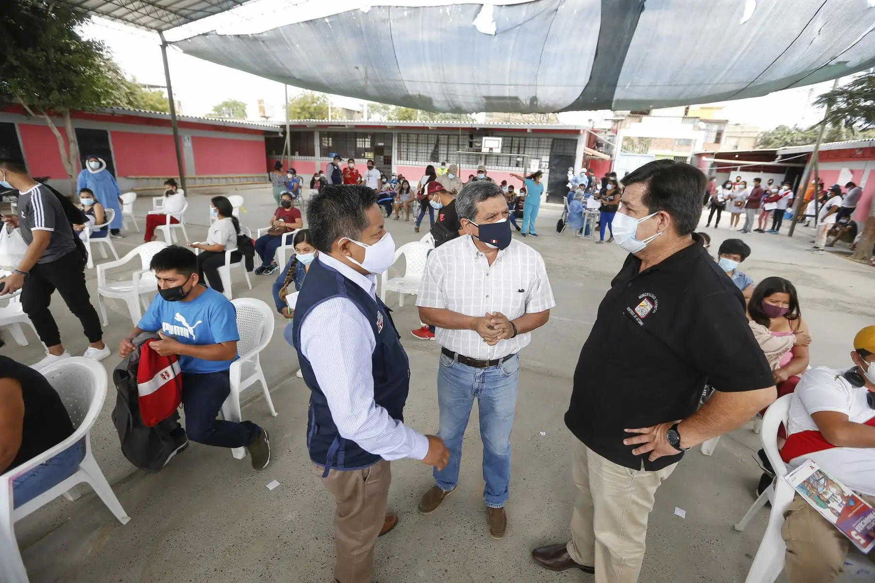 El ministro de Salud, Hernando Cevallos, supervisó  la jornada de vacunación contra el covid-19, en el distrito 26 de Octubre, en Piura. Foto: ANDINA/Minsa