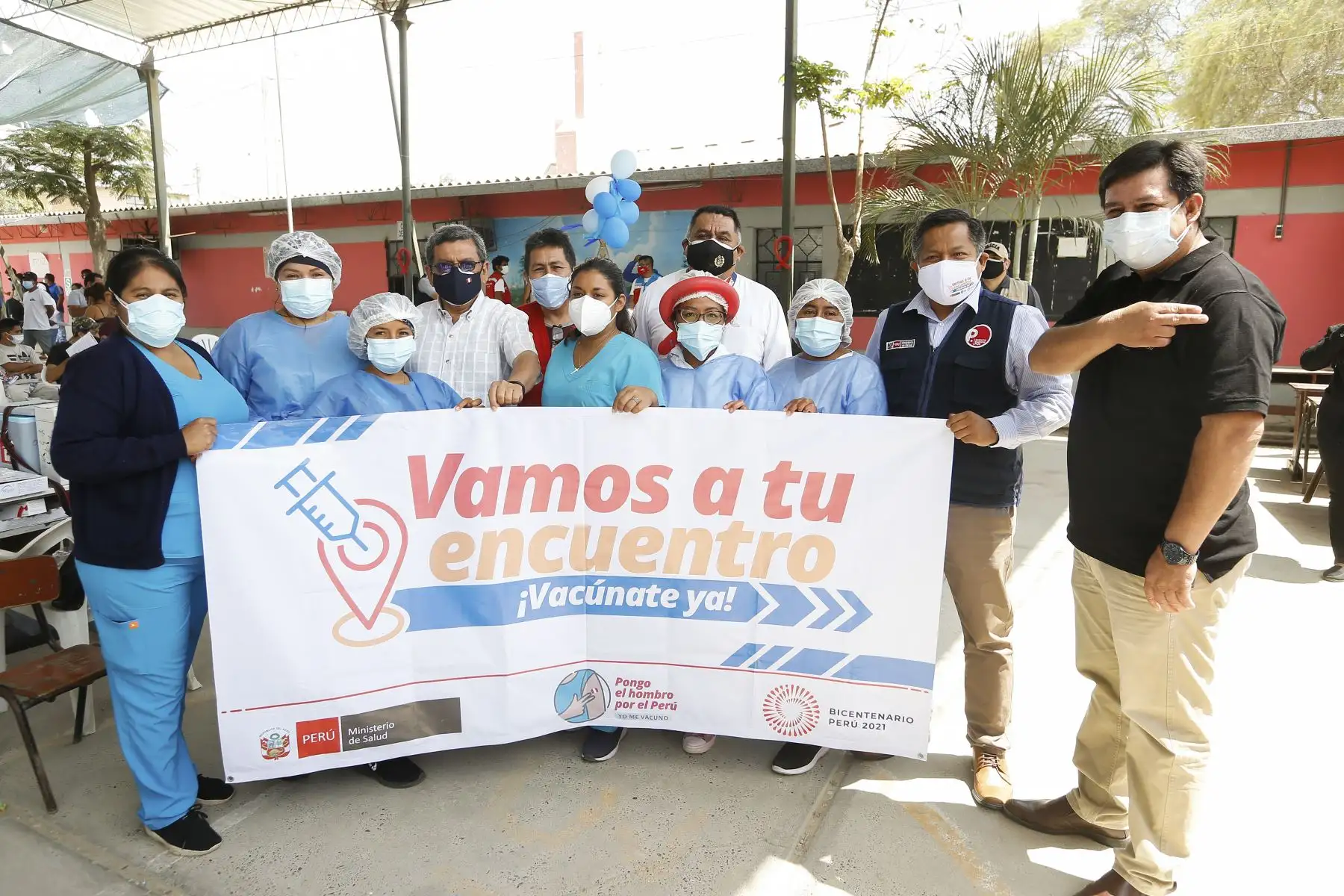 El ministro de Salud, Hernando Cevallos, supervisó  la jornada de vacunación contra el covid-19, en el distrito 26 de Octubre, en Piura. Foto: ANDINA/Minsa