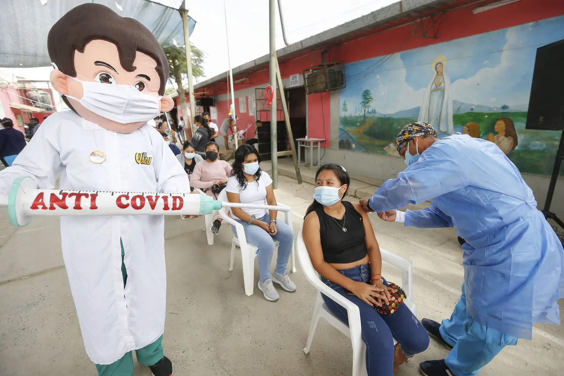El ministro de Salud, Hernando Cevallos, supervisó  la jornada de vacunación contra el covid-19, en el distrito 26 de Octubre, en Piura. Foto: ANDINA/Minsa