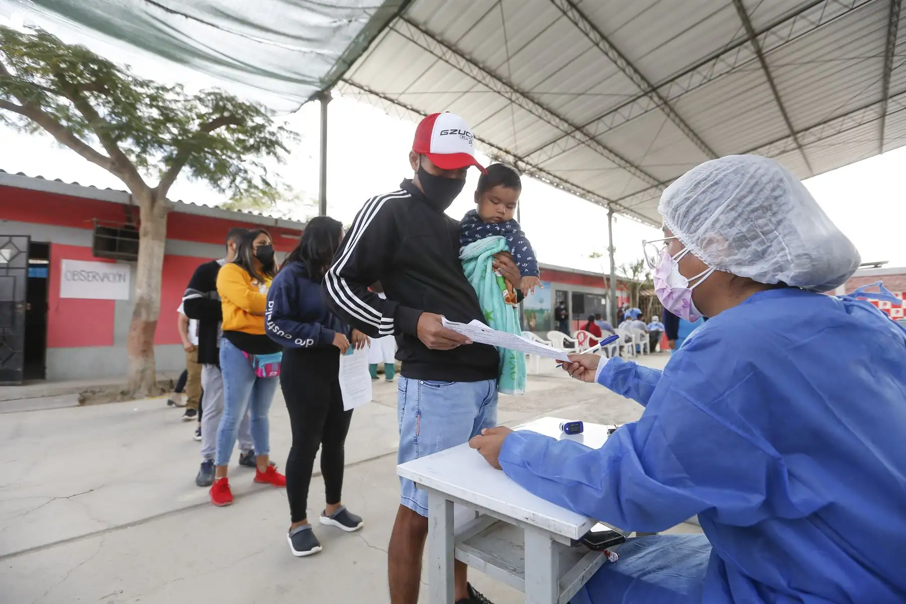 El ministro de Salud, Hernando Cevallos, supervisó  la jornada de vacunación contra el covid-19, en el distrito 26 de Octubre, en Piura. Foto: ANDINA/Minsa