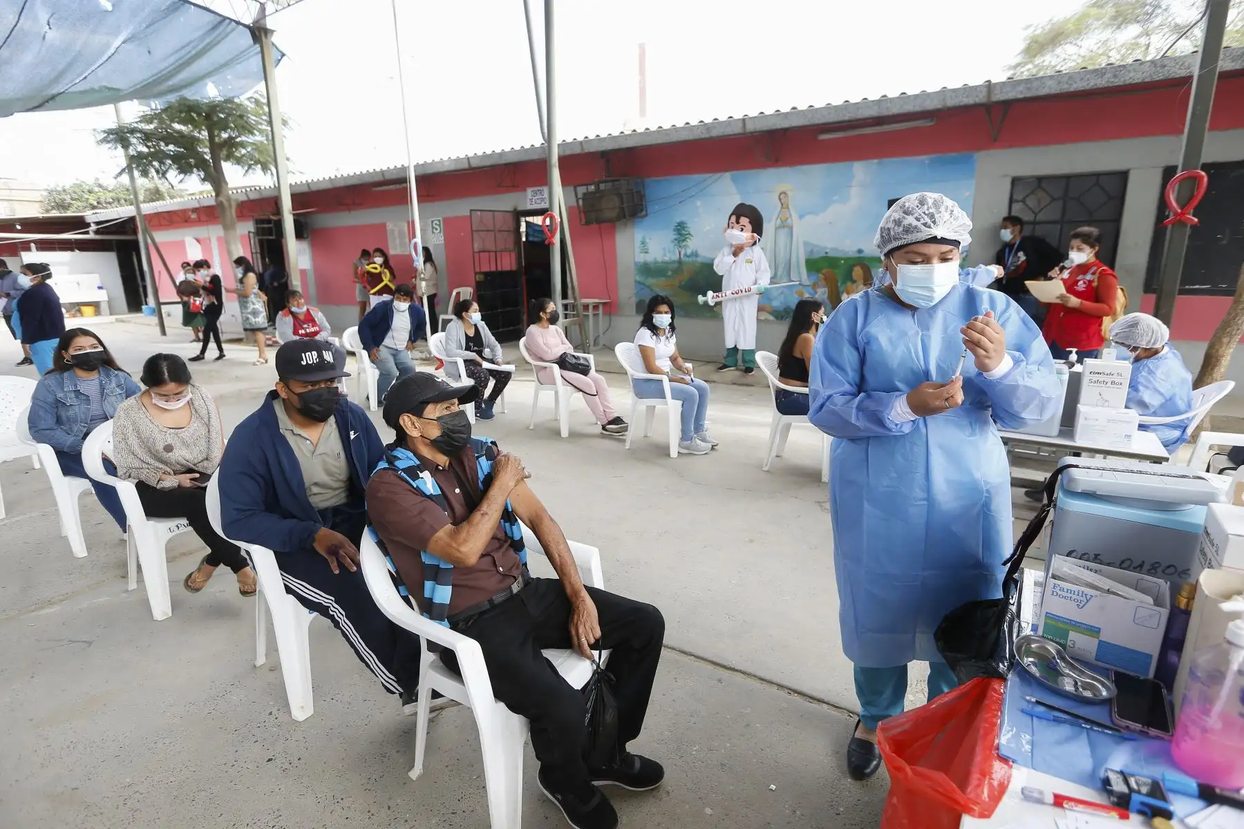 El ministro de Salud, Hernando Cevallos, supervisó  la jornada de vacunación contra el covid-19, en el distrito 26 de Octubre, en Piura. Foto: ANDINA/Minsa