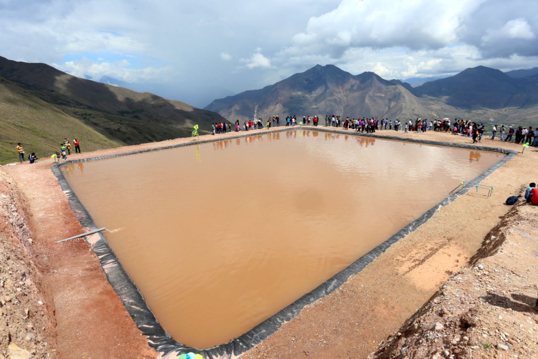 Cajamarca asegura agua para agro y ganadería con la construcción de qochas y reservorios