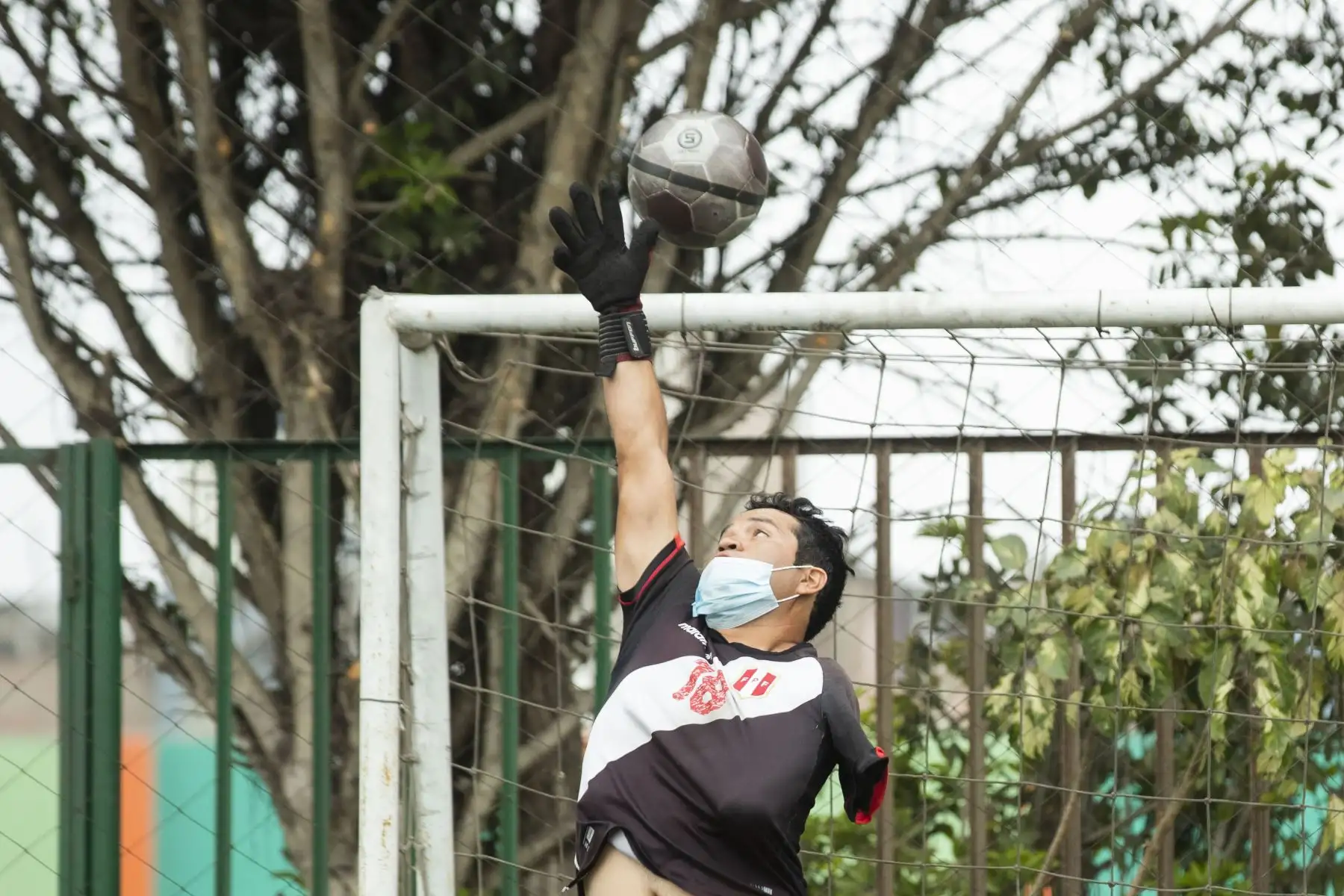 En estas canchas, entrenan los futuros integrantes de la Selección Peruana de Futbol de Amputados del Perú. El haber perdido una pierna o un brazo les ha permitido superar obstáculos y trabajar duro para cumplir un sueño, el de formar parte de este equipo y participar de su primer mundial el próximo año en Turquía. Foto: ANDINA/Carla Patiño En estas canchas, entrenan los futuros integrantes de la Selección Peruana de Futbol de Amputados del Perú. El haber perdido una pierna o un brazo les ha permitido superar obstáculos y trabajar duro para cumplir un sueño, el de formar parte de este equipo y participar de su primer mundial el próximo año en Turquía. Foto: ANDINA/Carla Patiño