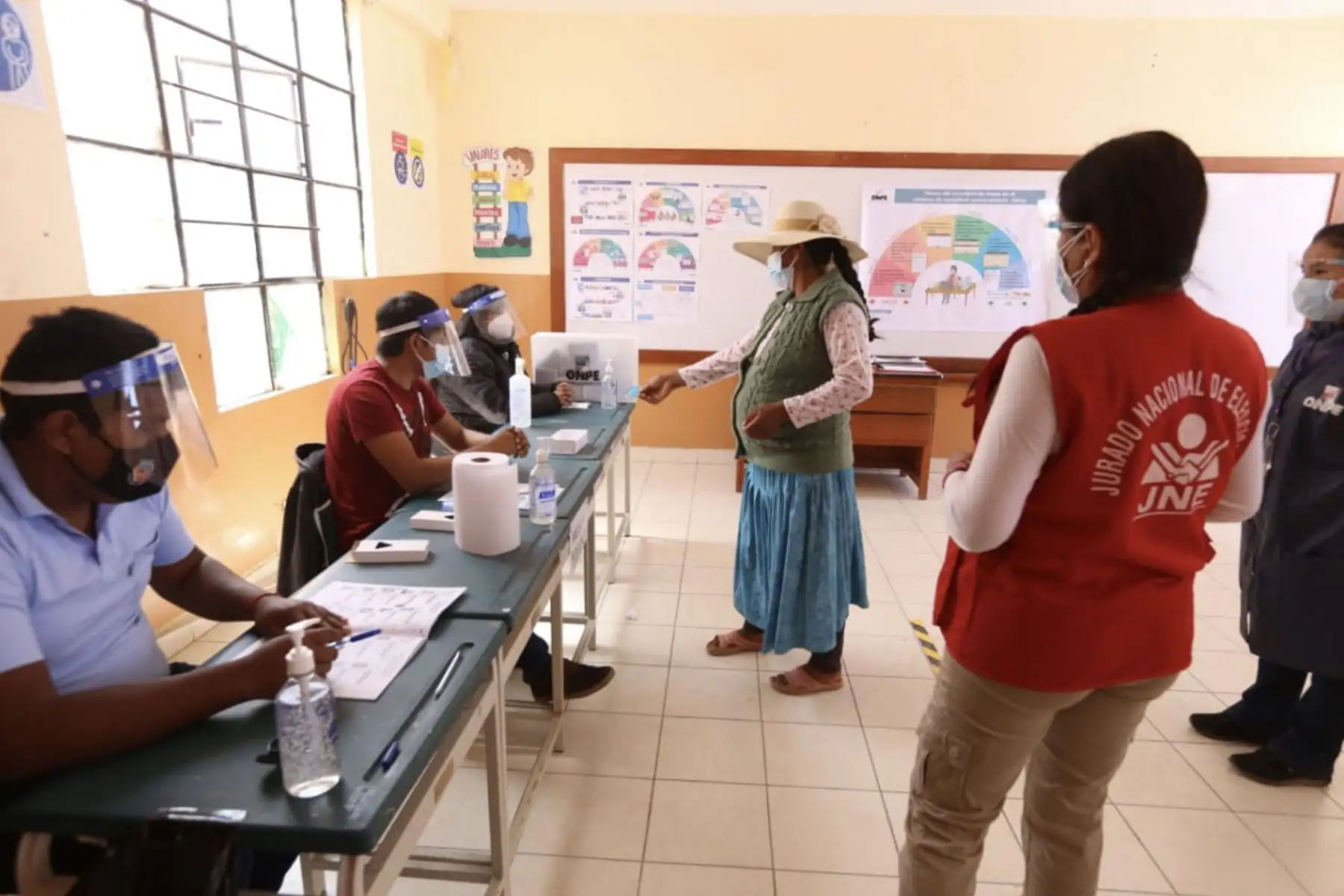 El presidente del Jurado Nacional de Elecciones (JNE), Jorge Luis Salas Arenas, supervisa proceso de la Consulta Popular de Revocatoria que se desarrolla, en Sama, Tacna; y otros doce distritos del país. En Chipao, Ayacucho, se llevan a cabo las Elecciones Municipales Complementarias. Foto: JNE