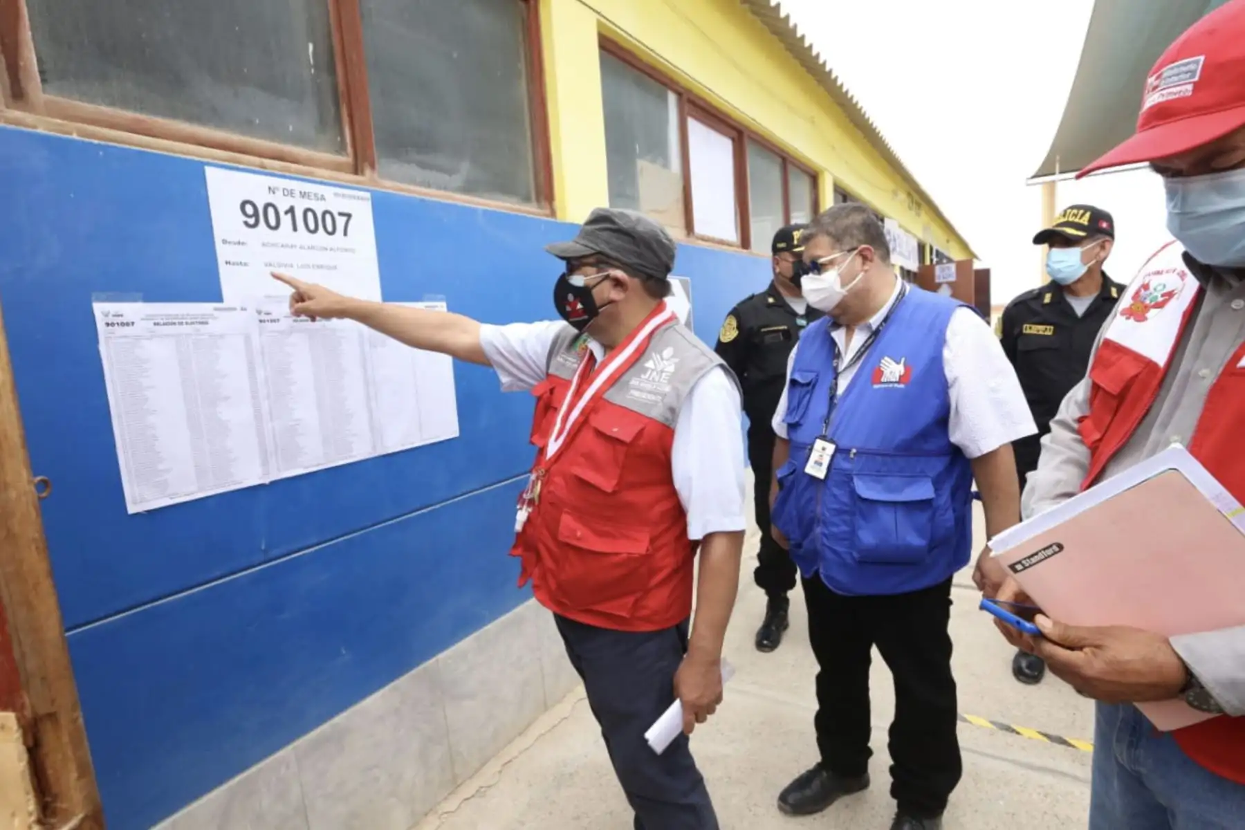 El presidente del Jurado Nacional de Elecciones (JNE), Jorge Luis Salas Arenas, supervisa proceso de la Consulta Popular de Revocatoria que se desarrolla, en Sama, Tacna; y otros doce distritos del país. En Chipao, Ayacucho, se llevan a cabo las Elecciones Municipales Complementarias. Foto: JNE