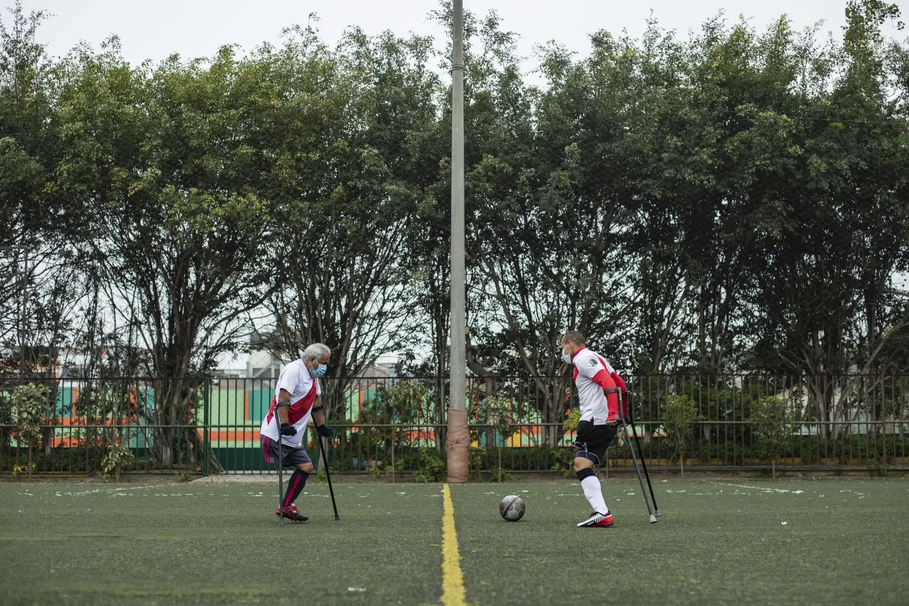 A diferencia del fútbol convencional, fútbol para amputados se juega en dos tiempos de 25 minutos cada uno con siete jugadores. Todos deben presentar una amputación en la pierna, excepto el arquero, quien tiene ambas piernas, pero una mano amputada. Foto: ANDINA/Carla Patiño A diferencia del fútbol convencional, fútbol para amputados se juega en dos tiempos de 25 minutos cada uno con siete jugadores. Todos deben presentar una amputación en la pierna, excepto el arquero, quien tiene ambas piernas, pero una mano amputada. Foto: ANDINA/Carla Patiño