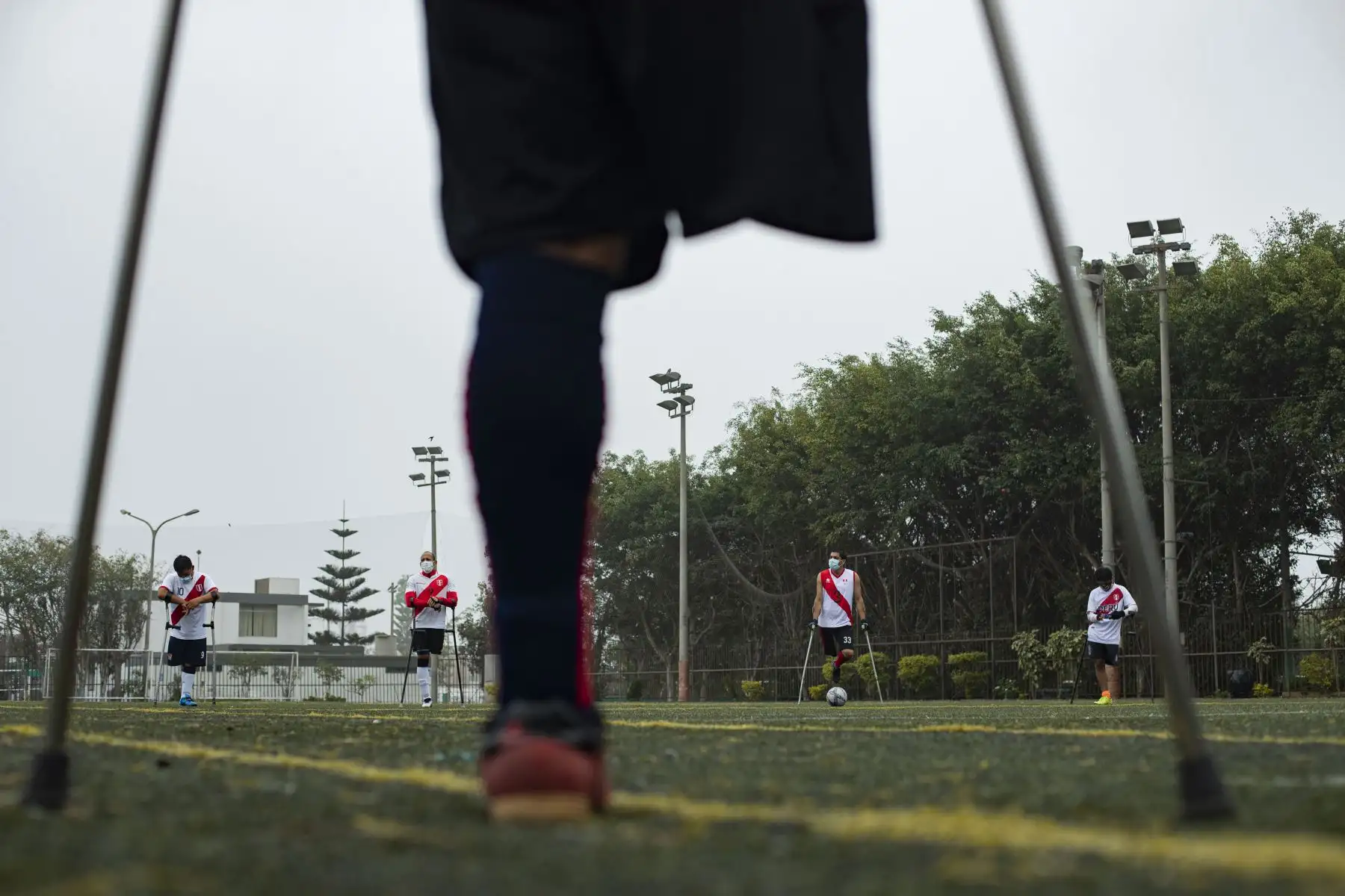 En estas canchas, entrenan los futuros integrantes de la Selección Peruana de Futbol de Amputados del Perú. El haber perdido una pierna o un brazo les ha permitido superar obstáculos y trabajar duro para cumplir un sueño, el de formar parte de este equipo y participar de su primer mundial el próximo año en Turquía. Foto: ANDINA/Carla Patiño En estas canchas, entrenan los futuros integrantes de la Selección Peruana de Futbol de Amputados del Perú. El haber perdido una pierna o un brazo les ha permitido superar obstáculos y trabajar duro para cumplir un sueño, el de formar parte de este equipo y participar de su primer mundial el próximo año en Turquía. Foto: ANDINA/Carla Patiño