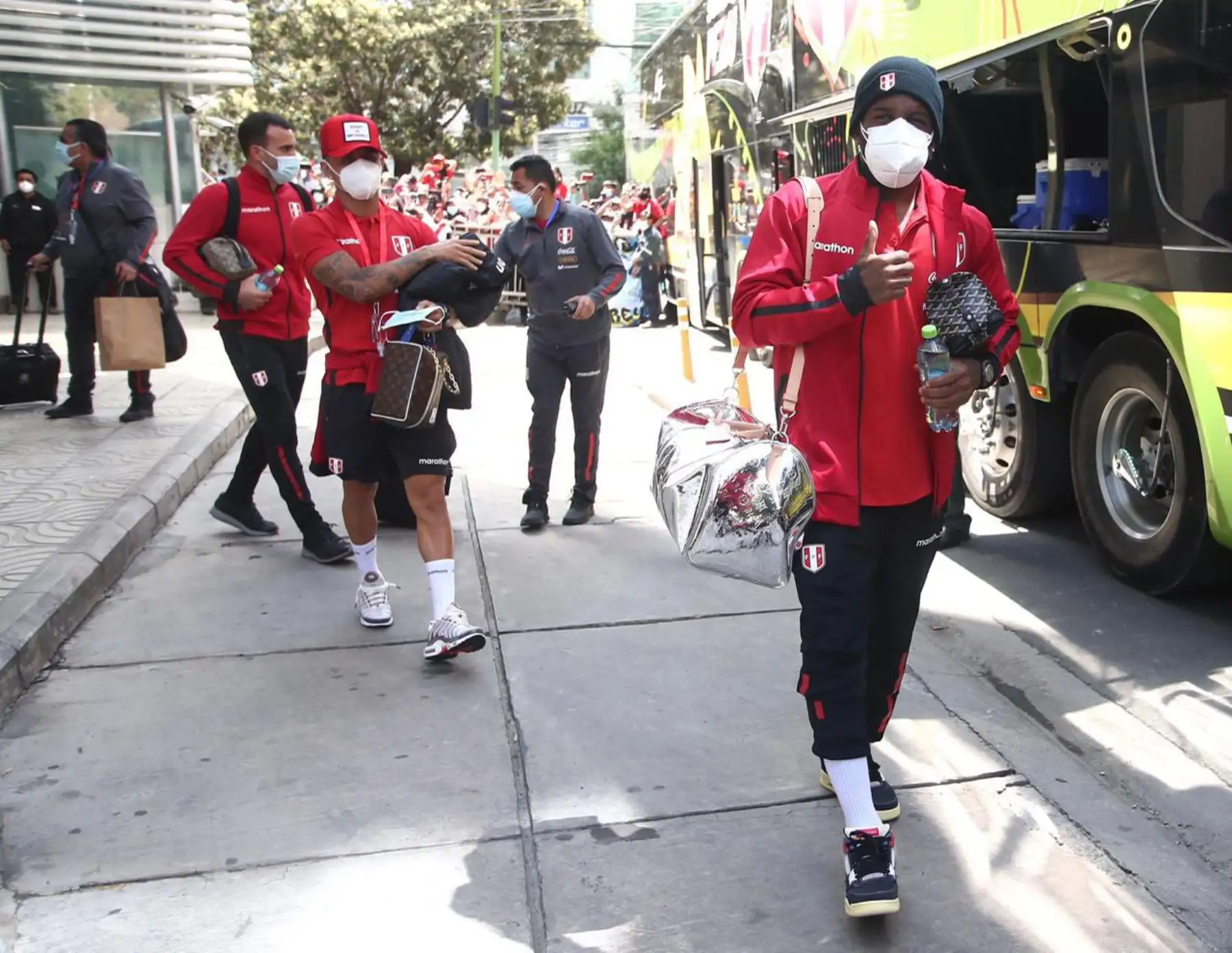 Jefferson Farfán de la Selección peruana se dirige al Estadio Hernando Siles, en la Paz, para enfrentar esta tarde a Bolivia por las Eliminatorias Qatar 2022. Foto: FPF
