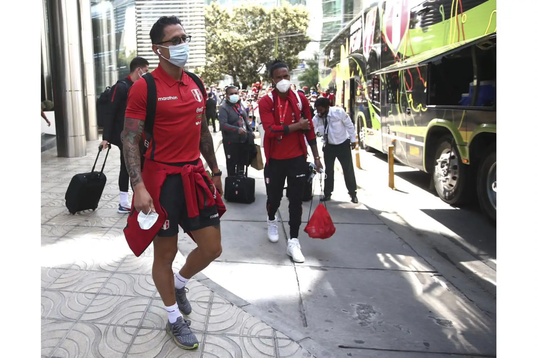 Gianluca Lapadula de la Selección peruana se dirige al Estadio Hernando Siles, en la Paz, para enfrentar esta tarde a Bolivia por las Eliminatorias Qatar 2022. Foto: FPF