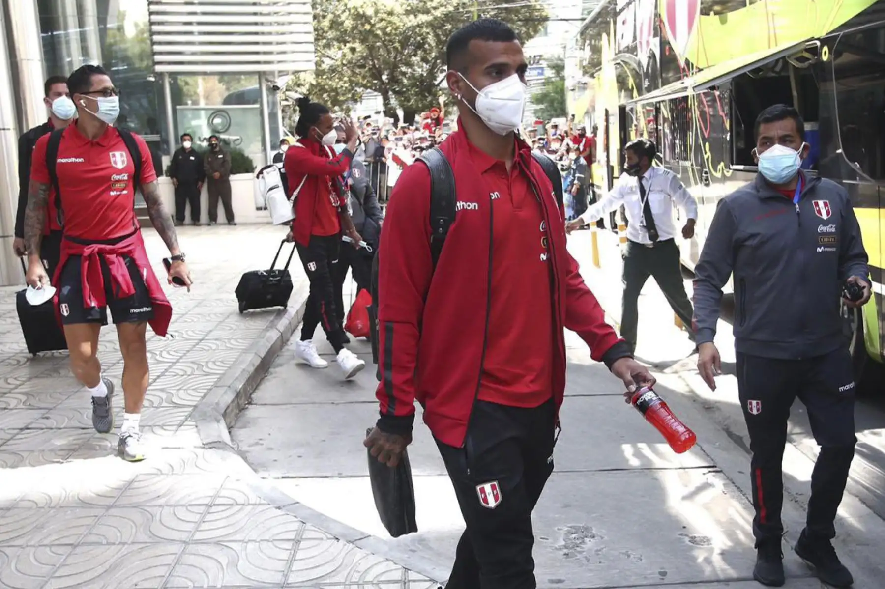 Miguel Trauco de la Selección peruana se dirige al Estadio Hernando Siles, en la Paz, para enfrentar esta tarde a Bolivia por las Eliminatorias Qatar 2022. Foto: FPF