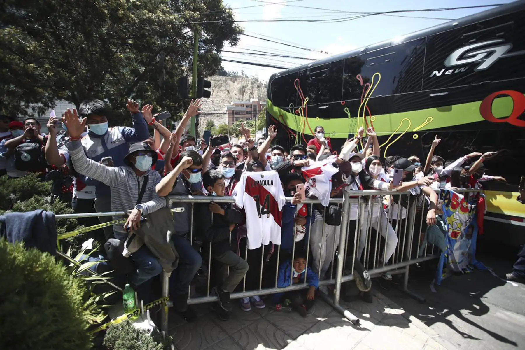Hinchas alientan Selección peruana mientras se dirige al Estadio Hernando Siles en la Paz, para enfrentar a Bolivia por las Eliminatorias Qatar 2022. Foto: FPF