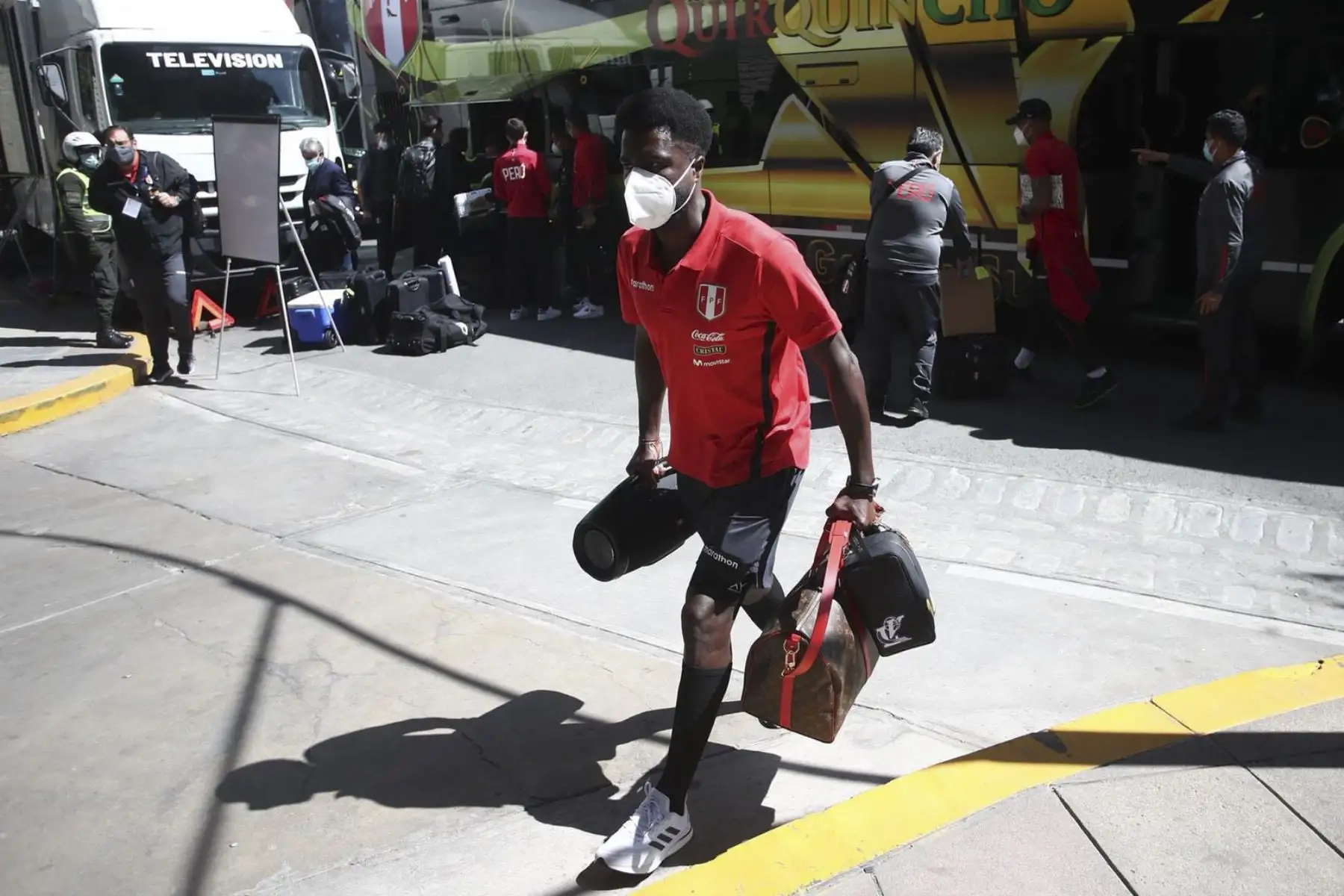 Christian Ramos de la Selección peruana llega al Estadio Hernando Siles, en la Paz, para enfrentar esta tarde a Bolivia por las Eliminatorias Qatar 2022. Foto: FPF