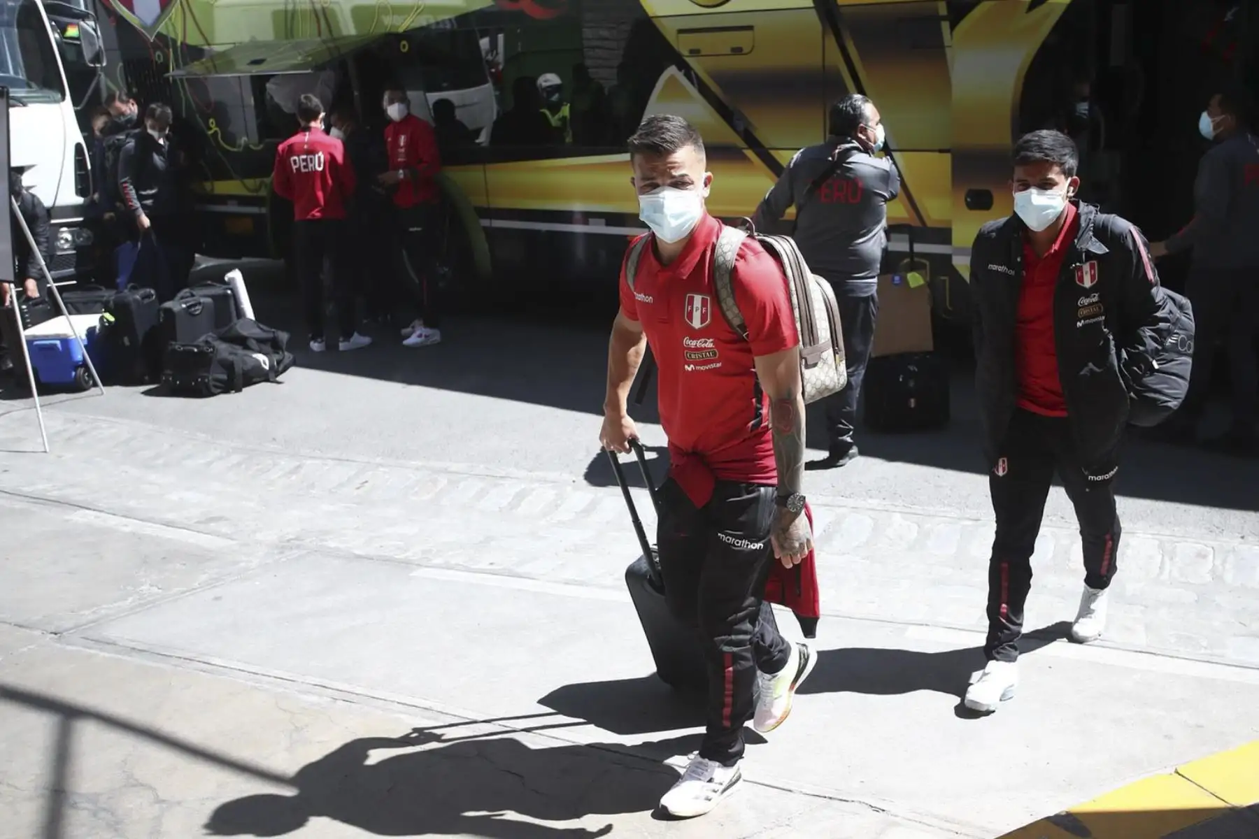 Gabriel Costa de la Selección peruana llega al Estadio Hernando Siles, en la Paz, para enfrentar esta tarde a Bolivia por las Eliminatorias Qatar 2022. Foto: FPF