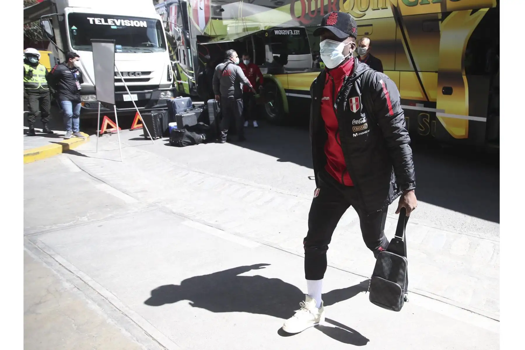Luis Advincula de la Selección peruana llega al Estadio Hernando Siles, en la Paz, para enfrentar esta tarde a Bolivia por las Eliminatorias Qatar 2022. Foto: FPF