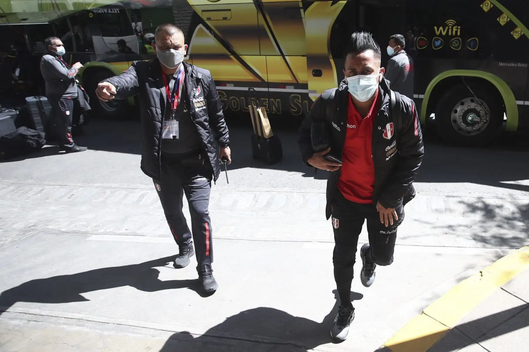 Christian Cueva de la Selección peruana llega al Estadio Hernando Siles, en la Paz, para enfrentar esta tarde a Bolivia por las Eliminatorias Qatar 2022. Foto: FPF